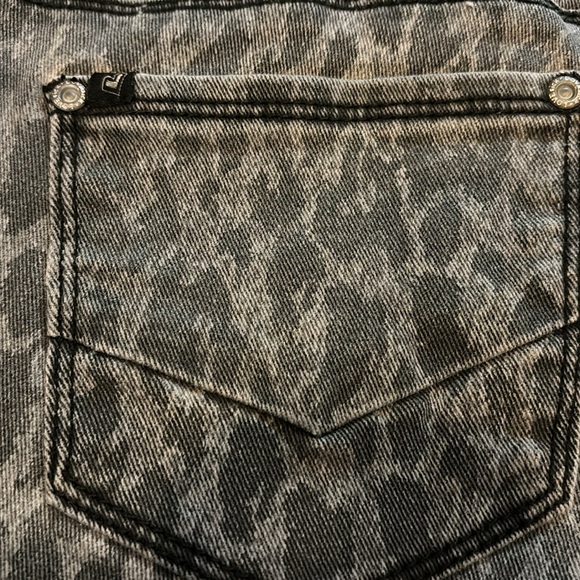 Lovesick juniors size 7 leopard print jeans - Picture 6 of 6